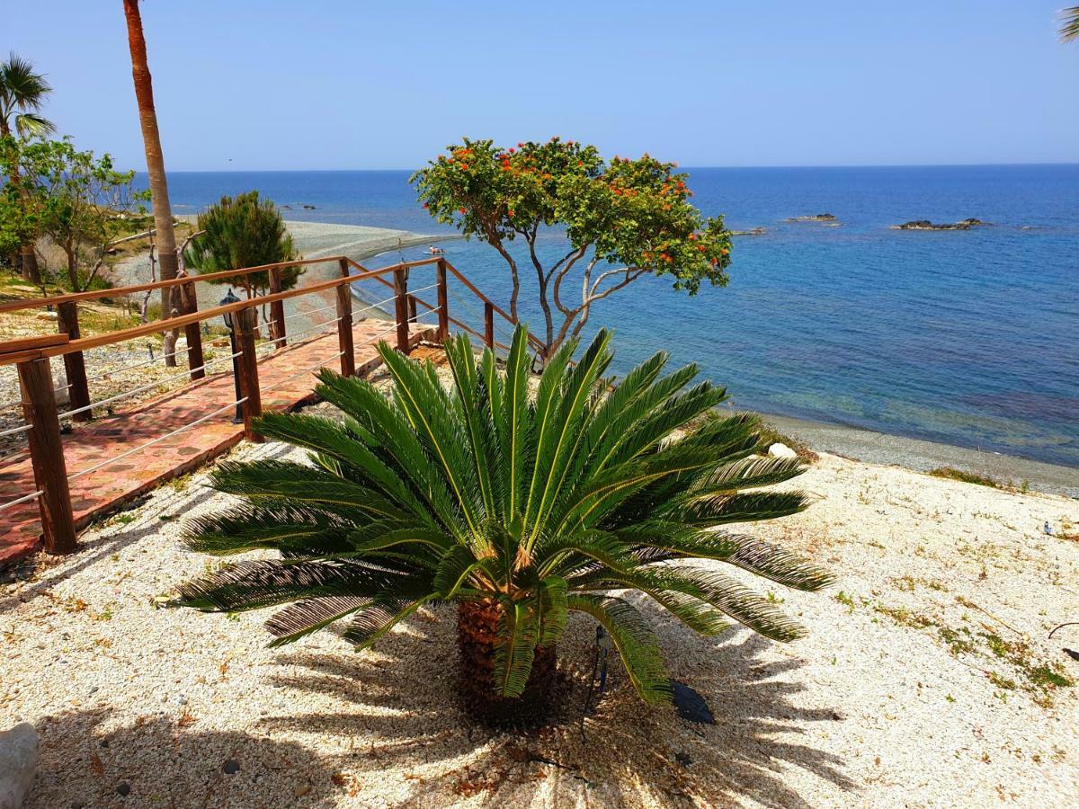 Astrofegia Beachfront Villa Помос Екстериор снимка