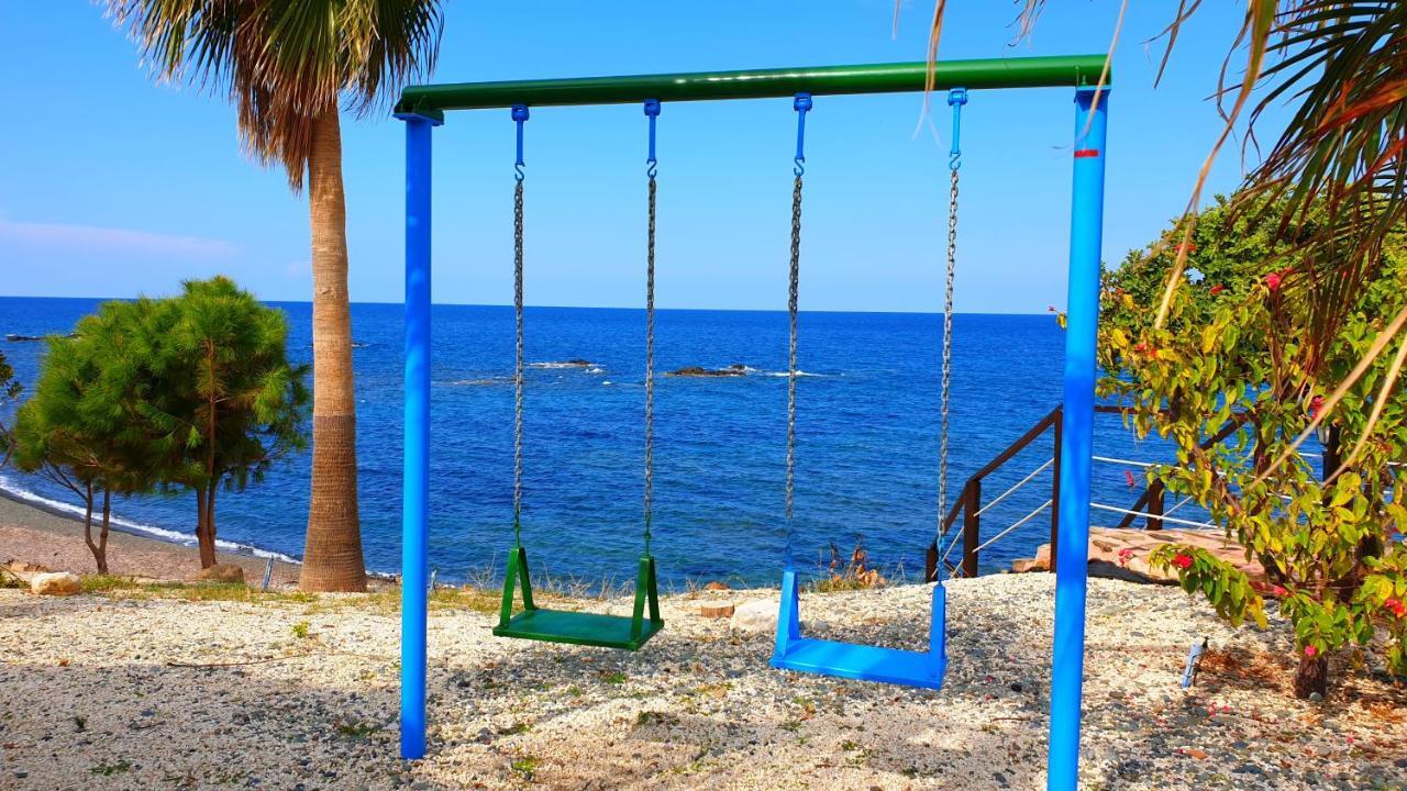 Astrofegia Beachfront Villa Помос Екстериор снимка